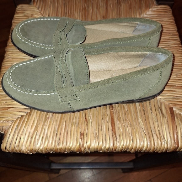 LANDS' END olive green suede leather  loafers. Size 6 - Picture 4 of 6